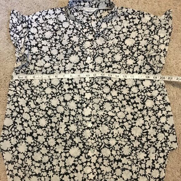 B&W Floral Country Girl Chiffon Flutter Sleeve Tie Hem Button Up Blouse - Picture 13 of 16